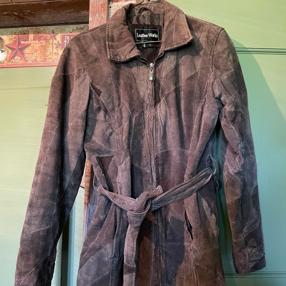 This is a suede jacket in used but great condition… made by leatherworks.. - Picture 1 of 2